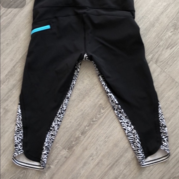 lululemon leggings cropped size 6 great condition black and white. - Picture 4 of 5